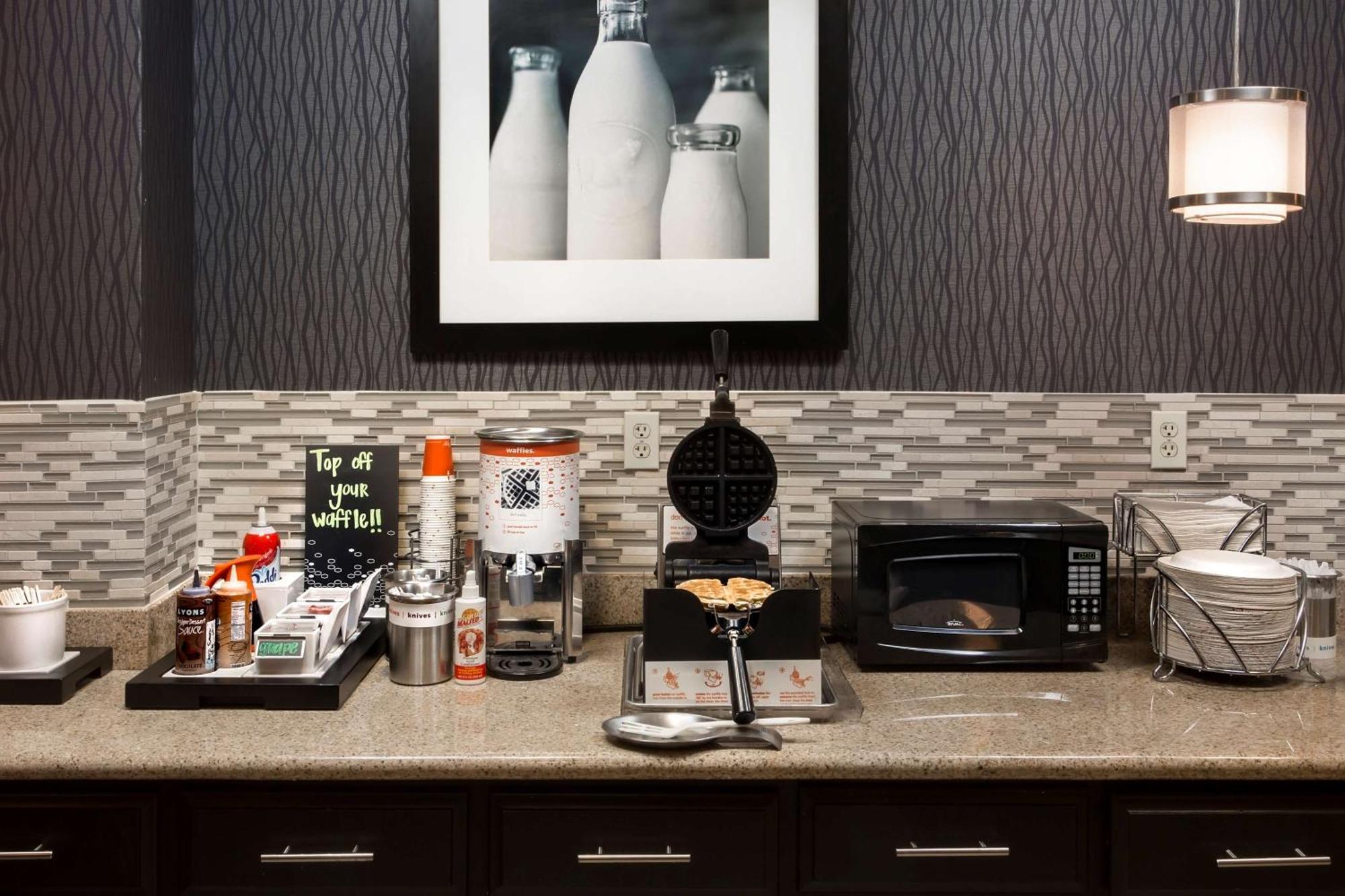 Hampton Inn Трой Екстериор снимка